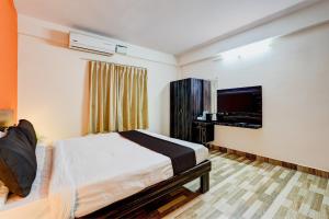 A bed or beds in a room at OYO Pmr Elitestay Hotel Near Ascendas Park Square Mall