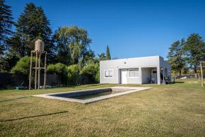 una piccola casa bianca con un ampio cortile di Casa quinta Los Teros a Junín