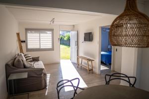 un soggiorno con un divano, un tavolo e delle sedie di Casa quinta Los Teros a Junín