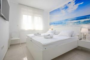 Ένα ή περισσότερα κρεβάτια σε δωμάτιο στο Apartments by the sea nska, Krk - 21692