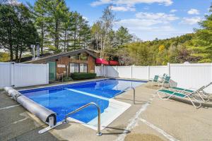 ein Pool in einem Garten mit einem Zaun in der Unterkunft Cedarbrook Queen Suite 106 in Killington