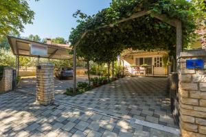 una pérgola frente a una casa en Apartments with a parking space Porec - 2216, en Poreč