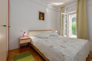 Habitación blanca con cama y ventana en Apartments with a parking space Porec - 2216, en Poreč