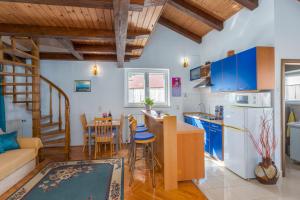 cocina y sala de estar con armarios azules en Apartments with a parking space Porec - 2216, en Poreč