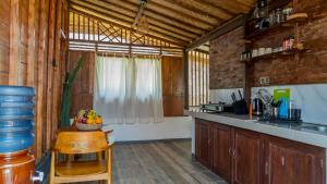 eine Küche mit Holzschränken und einer Arbeitsplatte in der Unterkunft Sangat Indah Wooden House Uluwatu in Uluwatu