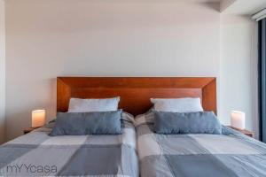 dos camas sentadas una al lado de la otra en un dormitorio en Beautiful & comfortable Apt in Mexico City w/pool, en Ciudad de México