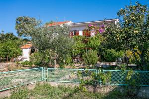 Vonkajšia záhrada v ubytovaní Apartments by the sea Seget Vranjica, Trogir - 1038