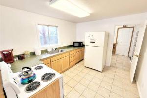 ハリケーンにあるCozy Zion Sand Hollow St George Vacation Home @ Painted Sands Retreatのキッチン(白い冷蔵庫、コンロ付)