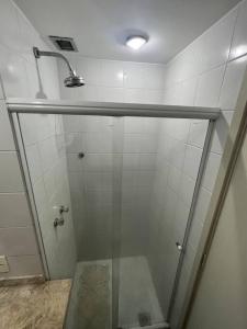 Phòng tắm tại Leblon Flat Quarto/ Sala area Nobre