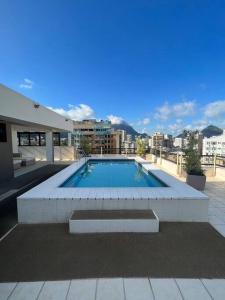 a large swimming pool on top of a building at Leblon Flat Quarto/ Sala area Nobre in Rio de Janeiro