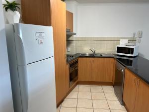 Kuchyň nebo kuchyňský kout v ubytování Prime Position – Dream Holiday Unit in Caloundra!!