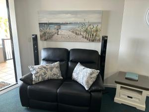Posezení v ubytování Prime Position – Dream Holiday Unit in Caloundra!!