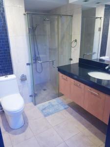 un bagno con doccia, WC e lavandino di Luxury Budget Condo in Central Cebu a Cebu City