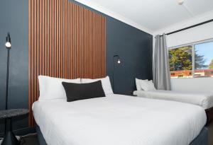Echo Point Discovery Motel客房内的一张或多张床位