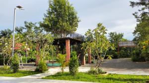 un pabellón en un parque con un árbol en Kampot Nature Villa Resort en Kampot