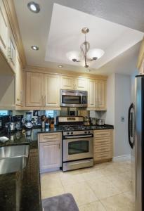 a kitchen with a stove and a microwave at Fabulous Penthouse Apartment LAS VEGAS Strip view with resort amenities! 5 min walk to main attractions! ONLY LONG TERM RENTALS min 30 nights! in Las Vegas