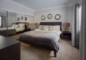 En eller flere senge i et værelse på Fabulous Penthouse Apartment LAS VEGAS Strip view with resort amenities! 5 min walk to main attractions! ONLY LONG TERM RENTALS min 30 nights!