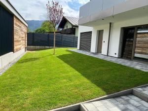 En hage utenfor Apartment MAJA by Krone Travel Agency