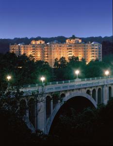 een brug in een stad 's nachts met gebouwen bij Omni Shoreham Hotel in Washington