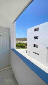 ventana grande en una habitación con puerta y vistas en Departamento Nuevo Cd Madero Cerca a playa Miramar, en Ciudad Madero