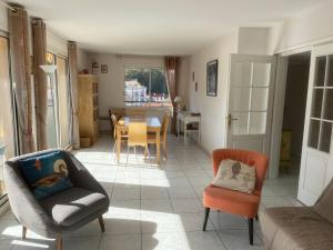 アルカションにあるAppartement Arcachon, 3 pièces, 5 personnes - FR-1-319-5のリビングルーム(椅子2脚、テーブル付)