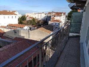 アルカションにあるAppartement Arcachon, 2 pièces, 2 personnes - FR-1-319-356の建物のバルコニーから市街の景色を望めます。