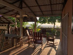 patio z krzesłami, stołem i stołem w obiekcie Casa de playa de Solano w mieście El Tránsito