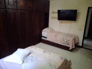 Cama o camas de una habitación en Casa Praia do Flamengo com Piscina, 4 Quartos sendo 3 Suítes, 40m da Praia