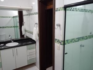 Ванная комната в Casa Praia do Flamengo com Piscina, 4 Quartos sendo 3 Suítes, 40m da Praia