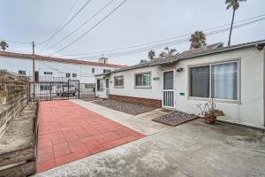 uma casa com um passeio de tijolos vermelhos em frente em OB Home W Outdoor Patio em San Diego