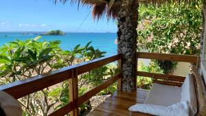 um alpendre com vista para o oceano a partir de um resort em Tepanee Beach Resort em Malapascua Island