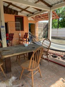 een houten tafel en stoelen op een patio bij Casa de playa de Solano in Transito