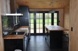 Η κουζίνα ή μικρή κουζίνα στο Renagour Cottage - Farmstay with Hot Tub! +17 φωτογραφίες