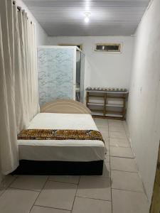 سرير أو أسرّة في غرفة في Itajaí Hostel Pousada