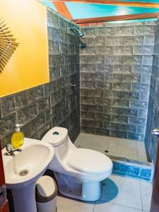 Bathroom sa Aroldo Amazon Lodge