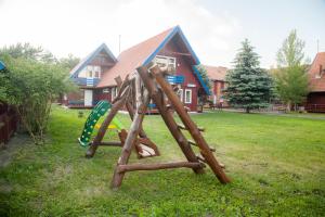 einen Holzspielplatz im Hof eines Hauses in der Unterkunft Pervalkos vetrunges in Neringa