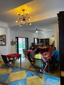 een groep mensen die aan tafel zitten in een restaurant bij Pousada Aquarela Maresias in Maresias