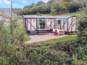 een klein huisje midden in een tuin bij Hoarthorns Hideaway - Uk41687 in Coleford