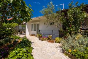 Zahrada ubytování Apartments by the sea Silo, Krk - 18703