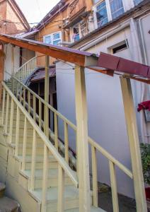 una scala che porta a una casa con garage di Old Town-Booking Apartment a Tbilisi City