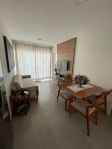 un salon avec une table et un canapé dans l'établissement Lindo apto em condomínio top, à Vitória da Conquista