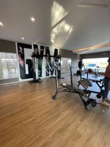 - une salle de sport dotée d'équipements de cardio-training et de parquet dans l'établissement Lindo apto em condomínio top, à Vitória da Conquista 9 autres photos
