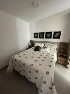 une chambre blanche avec un grand lit dans une pièce dans l'établissement Lindo apto em condomínio top, à Vitória da Conquista