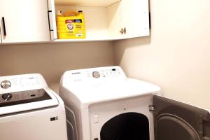 - un lave-linge et un sèche-linge dans une petite cuisine dans l'établissement Cozy One bedroom Apartment, à Moncton