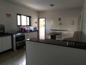 uma grande cozinha com um balcão e um lavatório em Ap. Cobertura Duplex Próx. Praia no Recife