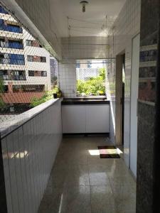 uma cozinha com um lavatório e uma bancada em Ap. Cobertura Duplex Próx. Praia no Recife