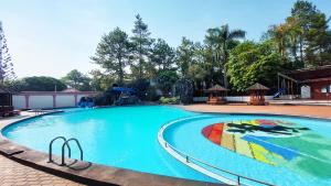 una gran piscina con un parque acuático en Jatinangor National Golf & Resort, en Jatinangor