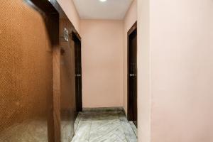 um corredor com uma porta e um quarto com um piso em Super OYO Padmavati Projects Pvt Ltd Near Netaji Subhash Chandra Bose International Airport em Dum Dum