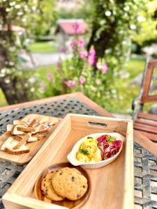 - un plateau avec une assiette de nourriture et des biscuits sur une table dans l'établissement CASARMONIA, à Peumos