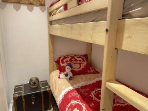 1 dormitorio infantil con literas y un osito de peluche en la parte inferior en Appartement Risoul, 1 pièce, 5 personnes - FR-1-330-568, en Risoul